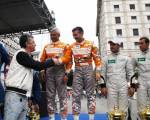 Generalni sekretar Auto-moto saveza Srbije, Aleksandar Nikačević, dodeljuje pehare najboljima na 44. Rally Serbia