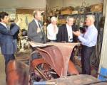 učesnici FIA konferencije u radionici za restauraciju Muzeja starih automobila