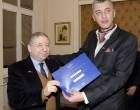Predsednik FIA, Žan Tod uručuje Generalnom sekretaru AMSS, Aleksandru Nikačeviću sertifikat zahvalnosti za pridruživanje AMSS akciji FIA za bezbednost saobraćaja