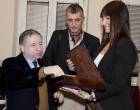 Šef kabineta Generalnog sekretara AMSS, Snežana Spasenović uručuje poklon predsedniku FIA, Ž.Todu 