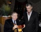 Generalni sekretar, A.Nikačević dodeljuje predsedniku FIA, Žanu Todu počasnu člansku kartu AMSS