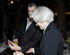Generalni sekretar AMSS, Aleksandar Nikačević dodeljuje počasnu člansku kartu Suzan Pikralidas, generalnom sekretaru FIA za mobilnost i turizam