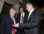 Generalni sekretar AMSS, Aleksandar Nikačević dodeljuje počasnu člansku kartu prredstavmiku mašarskog automobilskog kluba MAK, Gaboru Bessenye